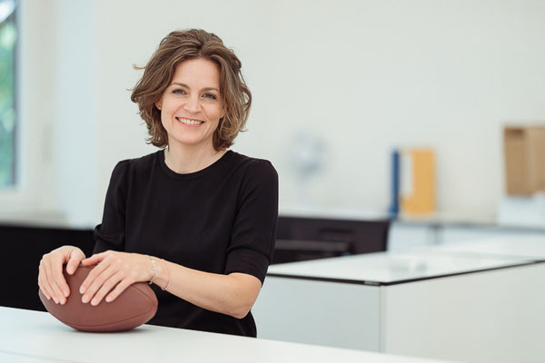 Corporate Portrait Frau am Schreibtisch Schwalbach, professionelles Fotoshooting Main Taunus Kreis
