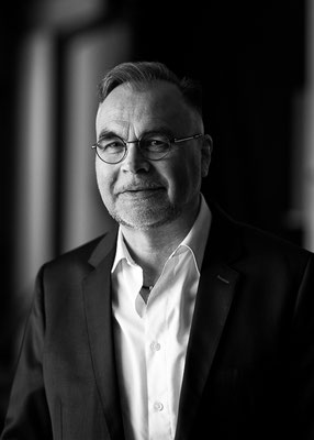 Business Portrait Mann dunkler Anzug Frankfurt, Portraitfotograf Mario Diener