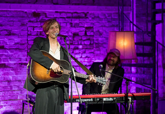 Eventfotografie Gitarrist Bühne lila Licht Live Musik Rhein Main, Professionelle Eventfotografie