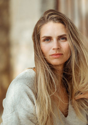 Portrait Frau outdoor natürliches Licht Schwalbach, Portraitfotograf Mario Diener
