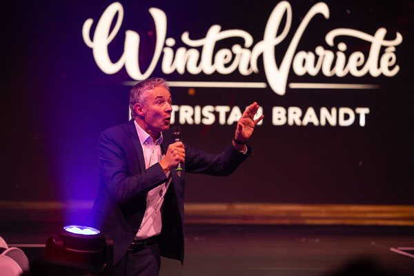 Eventfotografie Winter Varieté Tristan Brandt Moderator Bühne Rhein-Main, professionelle Evebtfotografie 