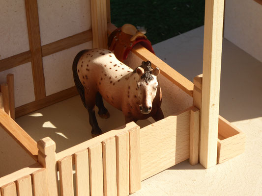 Pferdeboxen aus Holz im Maßstab Schleich