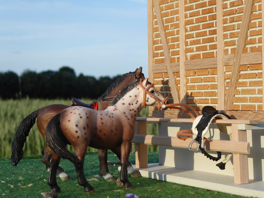 Schleich Pferde vor Sattelkammer