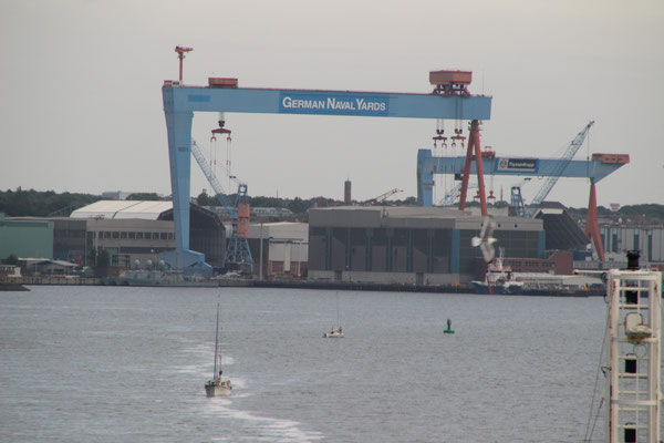 Blick auf den die Kieler Silhouette beherrschenden Portalkran der German Naval Yards (früher HDW) 