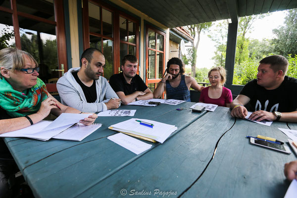 Unterricht im Freien während einer Exkursion - von rechts: Rostyslav aus Rußland, unsere Lehrerin Virginija, Jesus aus Spanisen, Yan aus der Ukraine Elnur  aus Aszerbaischanund ich