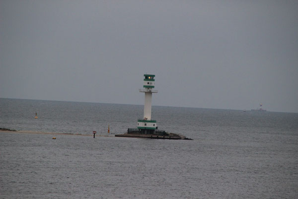Falkensteiner Leuchtturm und im Hintergrund Kiel Leuchtturm am Ausgang der Förde