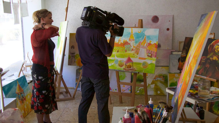 Der Bayerische Rundfunk anlässlich einer Livesendung zu Besuch in meinem Atelier, Moderatorin Birgitt Rosshirt und ihr Kameramann Peter Winkler, 2014
