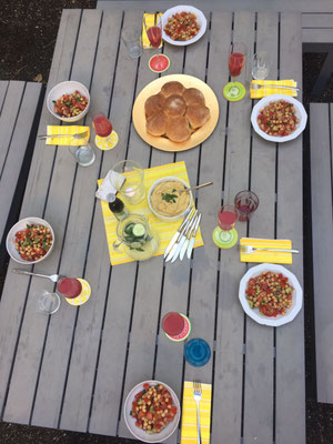 Essen im Innenhof