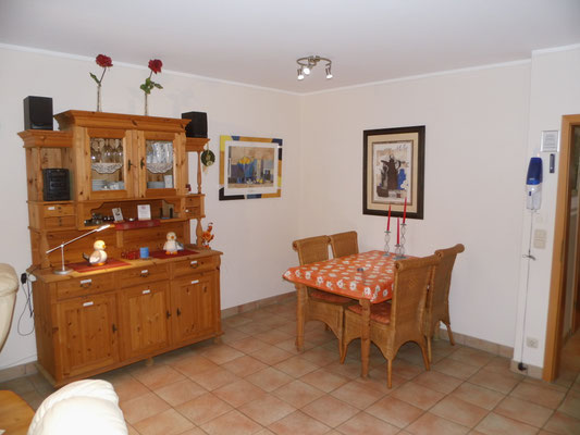 Vitrinenschrank mit Gläser und Geschirr