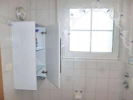 Hängeschrank für Föhn usw.
