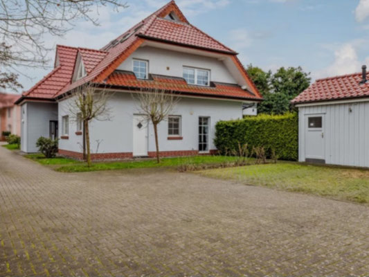 Gebäude Rückseite mit Parkplätzen