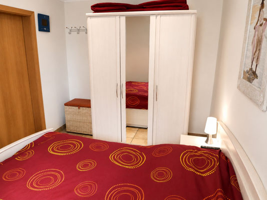 Kleiderschrank mit Spiegel