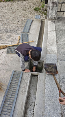 五代目も排水口の掃除を手伝いました