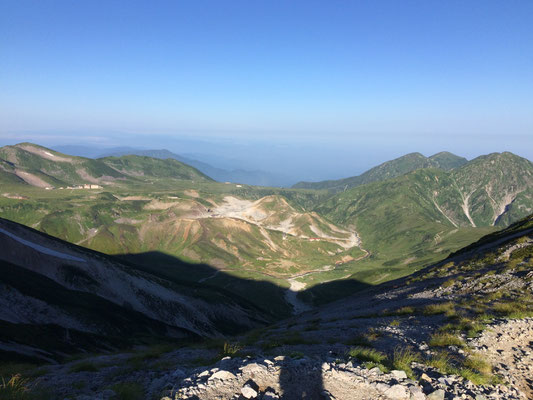 真砂乗越から雷鳥平を望む