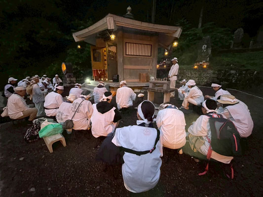 慰霊祭　ご奉納のイスで楽に参拝できました