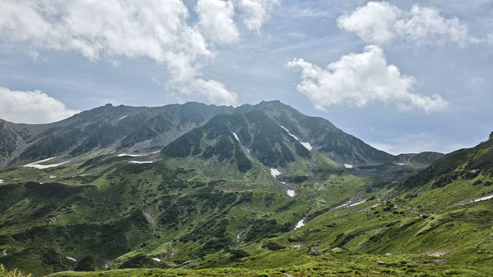 室堂平から雄山を望む