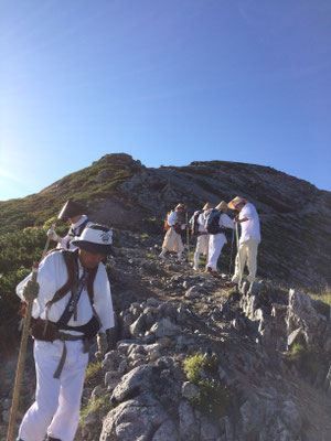 山荘から真砂岳を回り込み別山へ