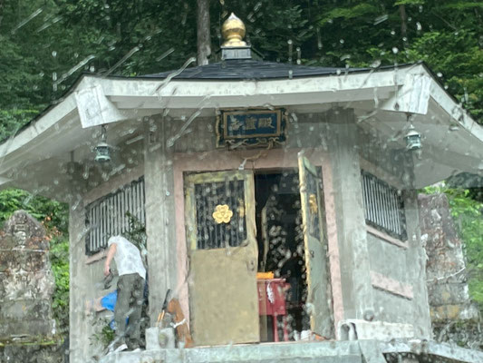 香霊殿準備中は雨だったのですが清滝では降りませんでした
