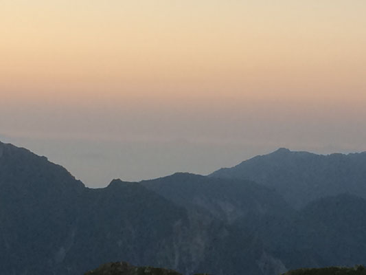 六日早朝の富士山をかすかに望む