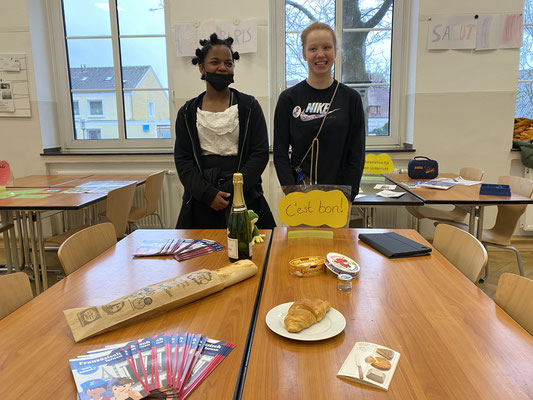 Die elegante Sprache Französisch zu beherrschen ist anspruchsvoll, macht aber viel Spaß. Zusammen mit den Lehrerinnen Kathrin Janik und Kerstin Calia haben die Schülerinnen und Schüler französische Spezialitäten zusammengestellt und proben die ersten Dial