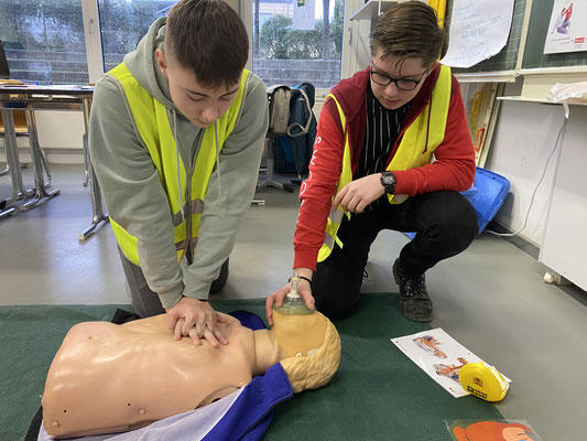 Viel gelernt haben die Schülerinnen und Schüler in der Ausbildung zum Schulsanitäter bei der Lehrerin Heike Hofmann. Jetzt können sie ihr Wissen bereits weitergeben und in den Pausen bei kleinen Verletzungen helfen.