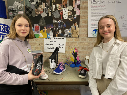 Leandra (links) und Kristina aus der 9. Klasse besuchen den Kunstkurs seit drei Jahren und haben großes Interesse an der künstlerischen Arbeit. Hier zeigen sie Arbeiten aus der Kunstrichtung der Pop Art.
