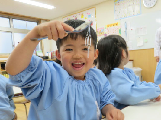 子供がスプーンを使って科学マジック体験をしている様子