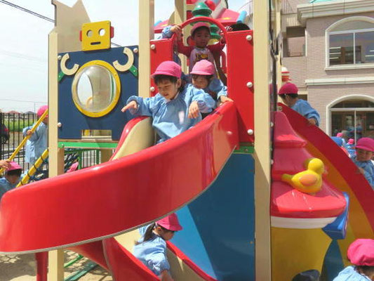 子どもたちが遊具で遊んでいる様子