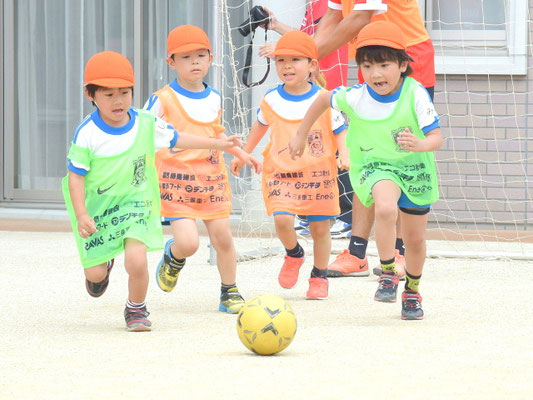 サッカーをする子どもたちの様子