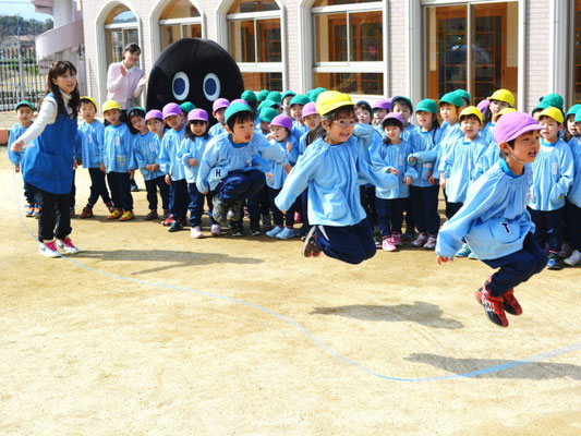 れ～べ～の前で子どもたちが元気に縄跳びをする様子
