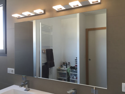 Miroir sur mesure de salle de bain épaisseur 6 mm joint poli collé sur mur