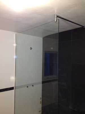 Pare douche en verre feuilleté (STADIP) 44.2 avec barre de stabilisation