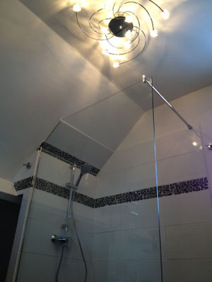 Pare douche en verre feuilleté (STADIP) 44.2 en pan coupé avec barre de stabilisation