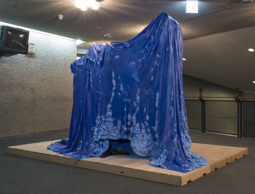 Untitled • Blue sheet ｜variable size｜2015｜puff binder,dyestuff,stage equipment,others