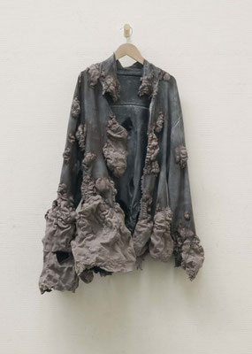Untitled ・ Leather jacket｜100×65×30cm｜2009｜puff binder,dyestuff,hanger