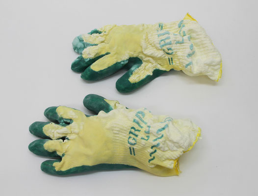 Untitled • Rubber Gloves｜7×30×16cm｜2009｜puff binder,dyestuff,others