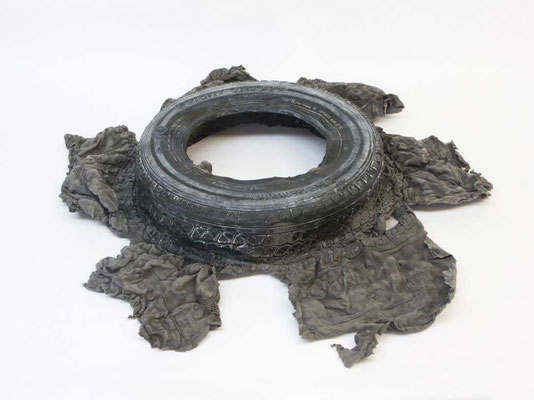Untitled ・ Tire｜12×90×90cm｜2008｜puff binder,dyestuff,urethane foam