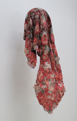 untitled • red cloth｜90×40×50cm（可変）｜2012｜puff binder,dyestuff,others