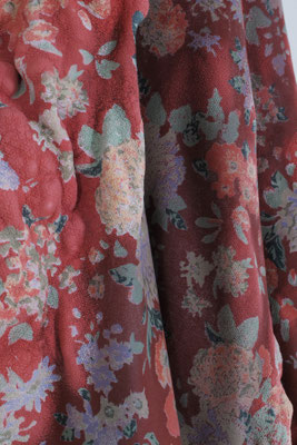 Untitled • red cloth｜230×40×50cm (variable size)｜2012｜puff binder,dyestuff,others