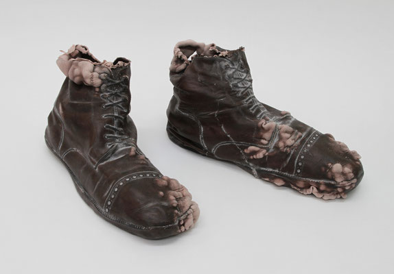 Untitled • Leather Shoes｜15×30×10cm｜2009｜puff binder,dyestuff,others