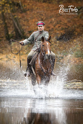 RossFoto Dana Krimmling; Schleppjagd Deutscher Kavallerieverband; Sigmaringen 2015; Pferdefotografie; Fotografie; Wanderreiten; Freizeitreiten; Jagdreiten; Kavallerie; Kavalleriereiten; Schleppjagd; Jagdhunde; Hundemeute; Meute; Jagd; Herbstjagd; Deutsche