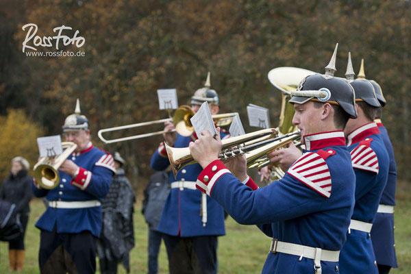 RossFoto Dana Krimmling; Schleppjagd Deutscher Kavallerieverband; Sigmaringen 2015; Pferdefotografie; Fotografie; Wanderreiten; Freizeitreiten; Jagdreiten; Kavallerie; Kavalleriereiten; Schleppjagd; Jagdhunde; Hundemeute; Meute; Jagd; Herbstjagd; Deutsche