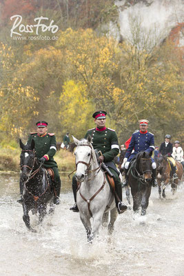 RossFoto Dana Krimmling; Schleppjagd Deutscher Kavallerieverband; Sigmaringen 2015; Pferdefotografie; Fotografie; Wanderreiten; Freizeitreiten; Jagdreiten; Kavallerie; Kavalleriereiten; Schleppjagd; Jagdhunde; Hundemeute; Meute; Jagd; Herbstjagd; Deutsche