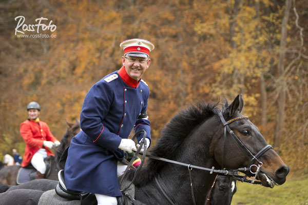 RossFoto Dana Krimmling; Schleppjagd Deutscher Kavallerieverband; Sigmaringen 2015; Pferdefotografie; Fotografie; Wanderreiten; Freizeitreiten; Jagdreiten; Kavallerie; Kavalleriereiten; Schleppjagd; Jagdhunde; Hundemeute; Meute; Jagd; Herbstjagd; Deutsche