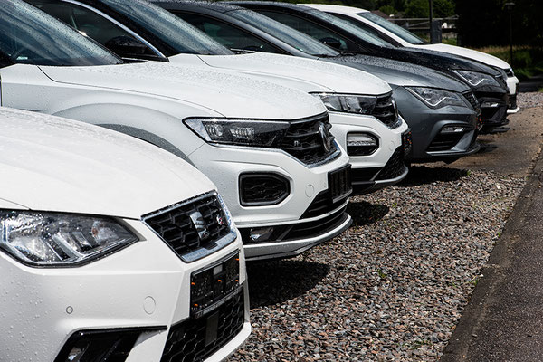 Bild von mehreren Fahrzeugen, seitlich von oben fotografiert nur die Motorhaube ist erkennbar