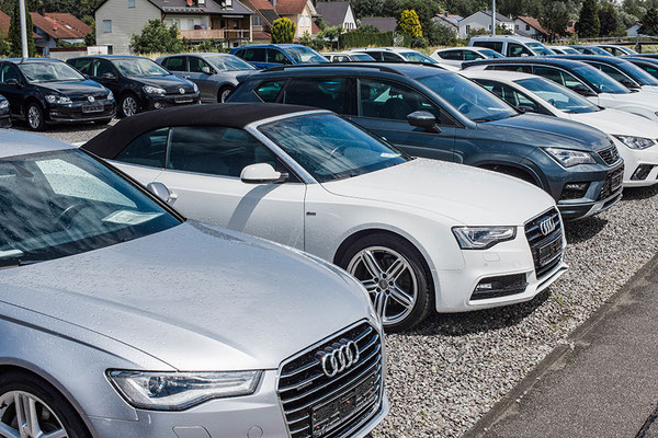 Ansicht von mehreren Fahrzeugen auf dem gebraucht Fahrzeug Parkplatz