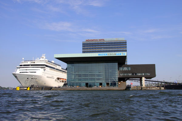 Foto genomen tijdens een heerlijke zomerse dag met vriendjes op het water Amsterdam 2008 . De foto is uitgekozen voor de Europese zegel 2012 