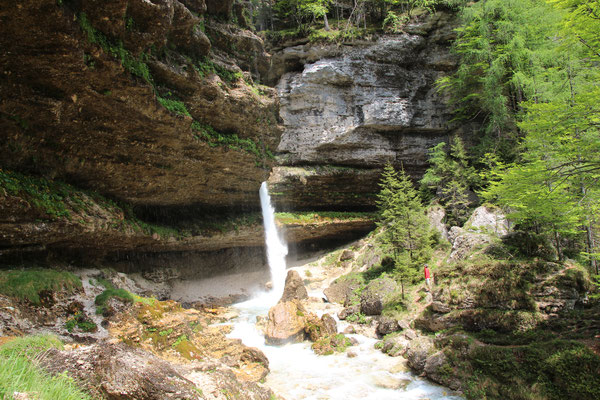 Der obere Wasserfall von Pericnik mit einer guten Unterschlupfmöglichkeit.