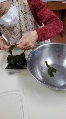 わかめはしばらく水につけた後食べやすいように一口大に切ります