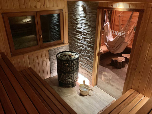 Sauna, hier haben Sie bequem Platz für 6 Personen:)